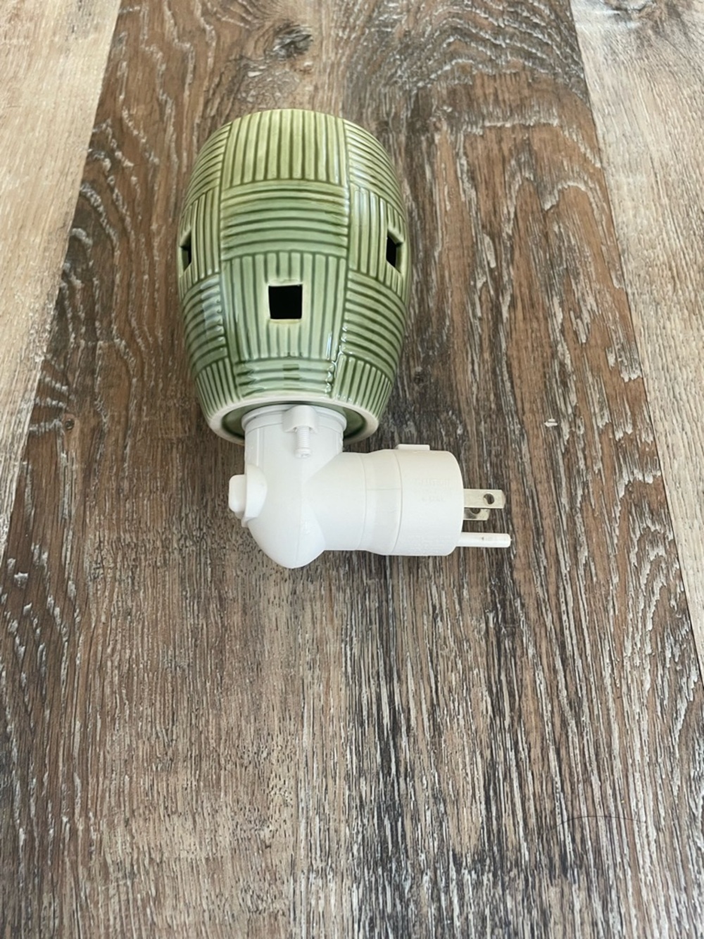 Scentsy Green Bamboo Basket Weave Wall Plug In Wax Warmer Night Light